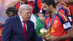 トランプ、ビーバー、シャキーラ - これまでにないワールドカップ決勝