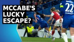 マッケイブ、トンプソンに髪を引っ張られて赤面回避